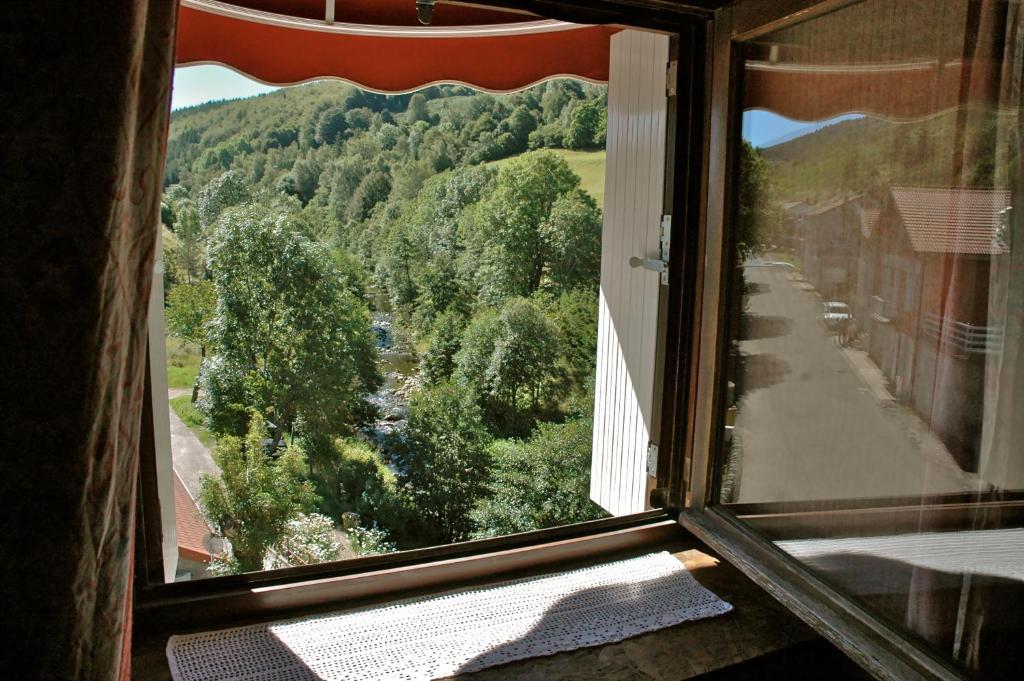 Au Parfum Des Bois Hotel Saint-Cirgues-en-Montagne Room photo