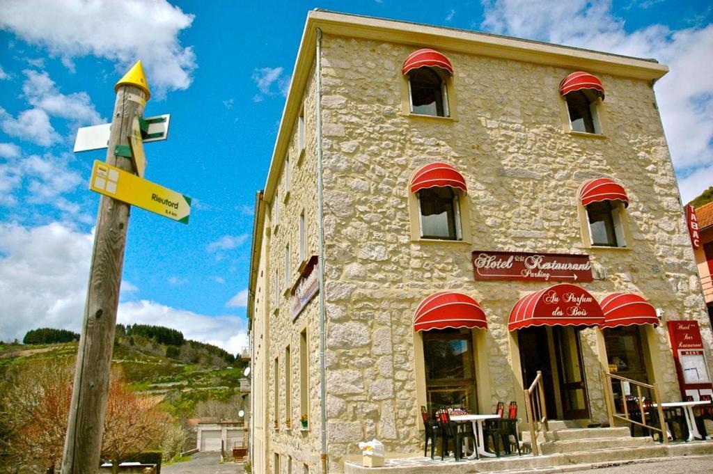 Au Parfum Des Bois Hotel Saint-Cirgues-en-Montagne Exterior photo